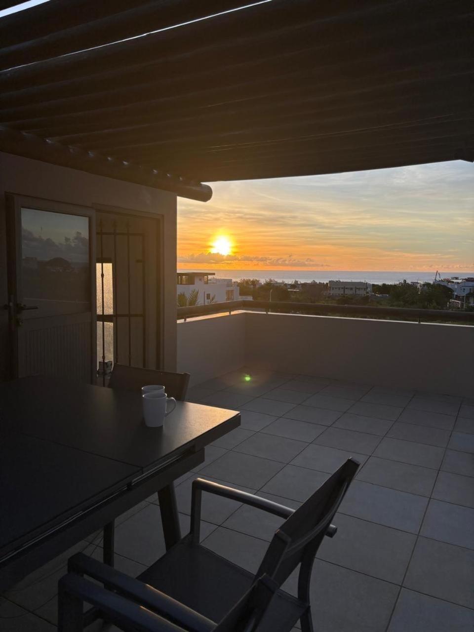 Stunning 3-Bedroom Apartment With Private Rooftop Terrace & Gorgeous Pool Flic en Flac Exterior photo