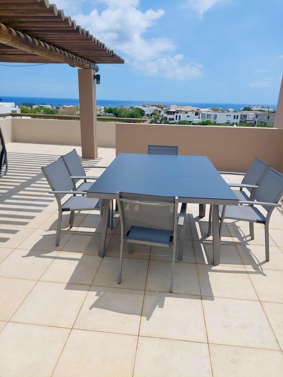 Stunning 3-Bedroom Apartment With Private Rooftop Terrace & Gorgeous Pool Flic en Flac Exterior photo