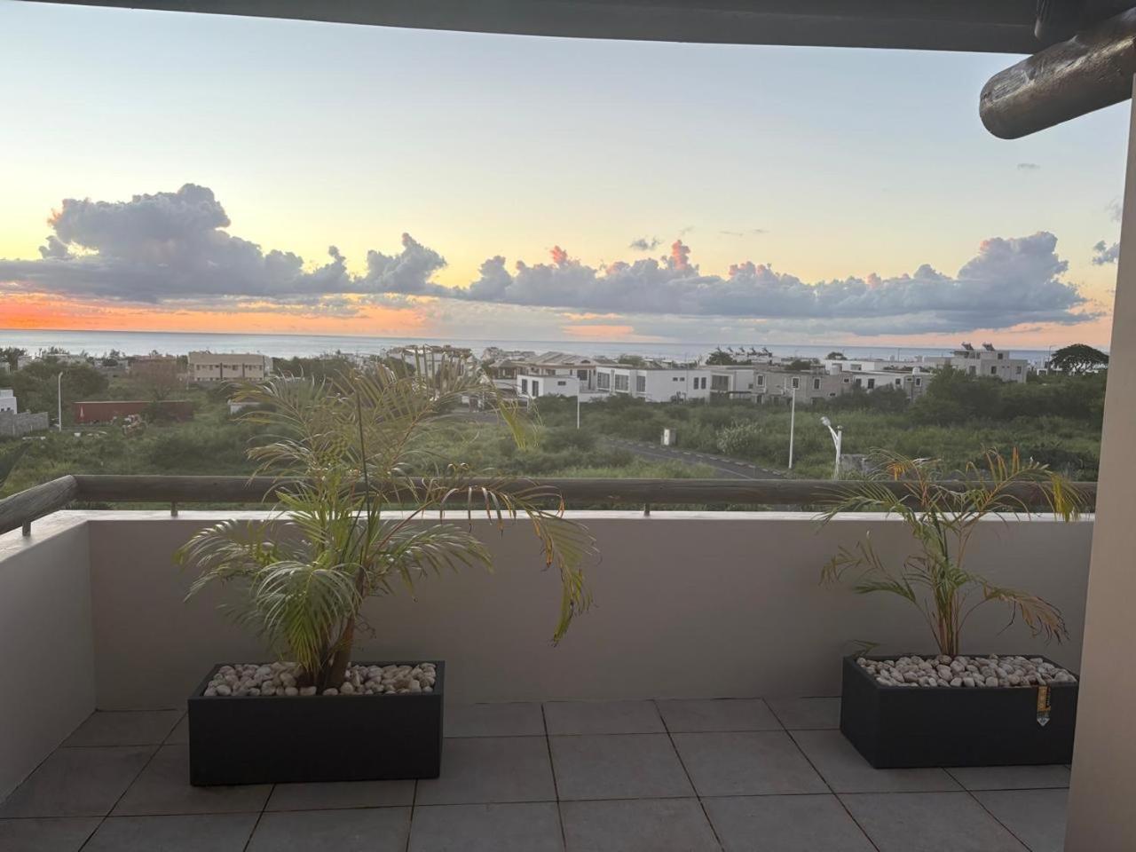 Stunning 3-Bedroom Apartment With Private Rooftop Terrace & Gorgeous Pool Flic en Flac Exterior photo